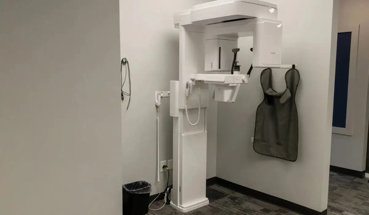 Advanced dental imaging equipment used in emergency dentistry for accurate diagnostics.
